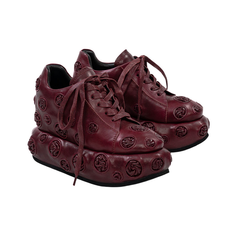 Platform Shoes Designed for Everyday WearThis pair of Platform Shoes Designed for Everyday Wear is a handcrafted statement piece that blends artistic expression with wearable comfort.Inspired by sculptural aesthetics, the upper and sole are covered with distinctive embossed circular patterns, giving the shoe a strong three-dimensional and handcrafted character.